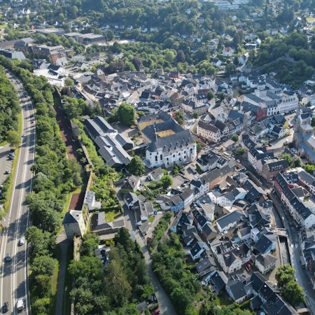 Das Bild zeigt eine Luftaufnahme der Innenstadt von Bad Münstereifel im Jahr 2022.