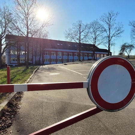 Die Goethestraße in Waldbröl soll zu einer Schulstraße und damit zeitweise für den Verkehr gesperrt werden. An der Goethestraße befinden sich das Hollenberg-Gymnasium (Foto, links) und die städtische Gesamtschule (rechts). Metallbarrieren halten an zwei Stellen schon heute den Autoverkehr fern.