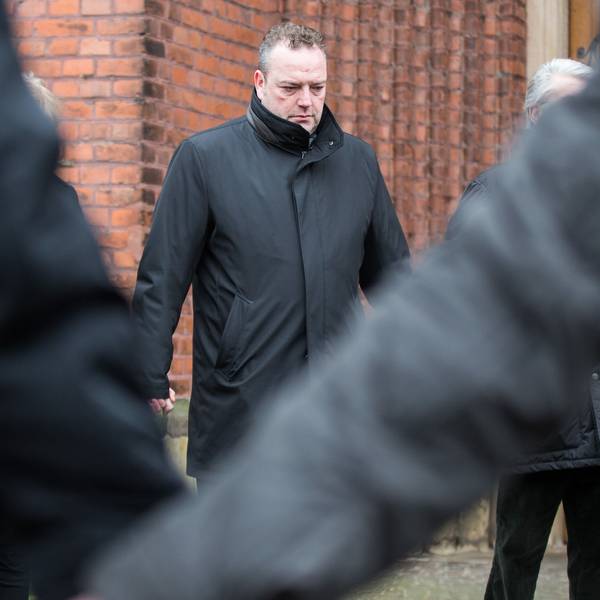 Der Bürgermeister der Stadt, Bodo Klimpel steht am ersten Jahrestag in Haltern am See bei einer Gedenkminute auf dem Platz vor der St. Sixtus Kirche.
