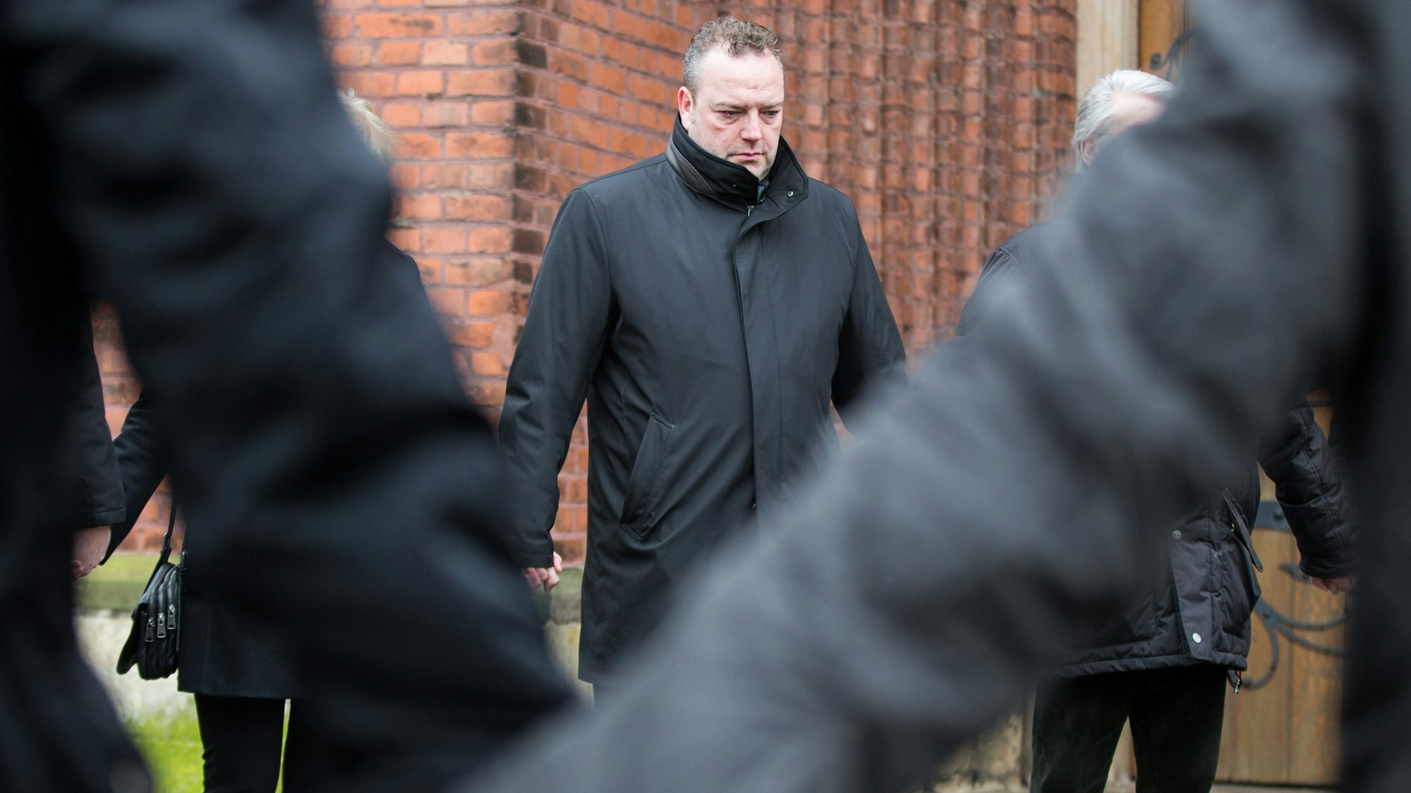 Der Bürgermeister der Stadt, Bodo Klimpel steht am ersten Jahrestag in Haltern am See bei einer Gedenkminute auf dem Platz vor der St. Sixtus Kirche.