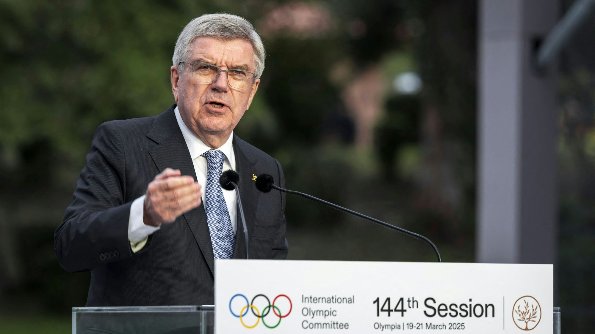 Der scheidende IOC-Präsident Thomas Bach eröffnet am Dienstag im antiken Olympia die 144. Vollversammlung des Internationalen Olympischen Komitees.