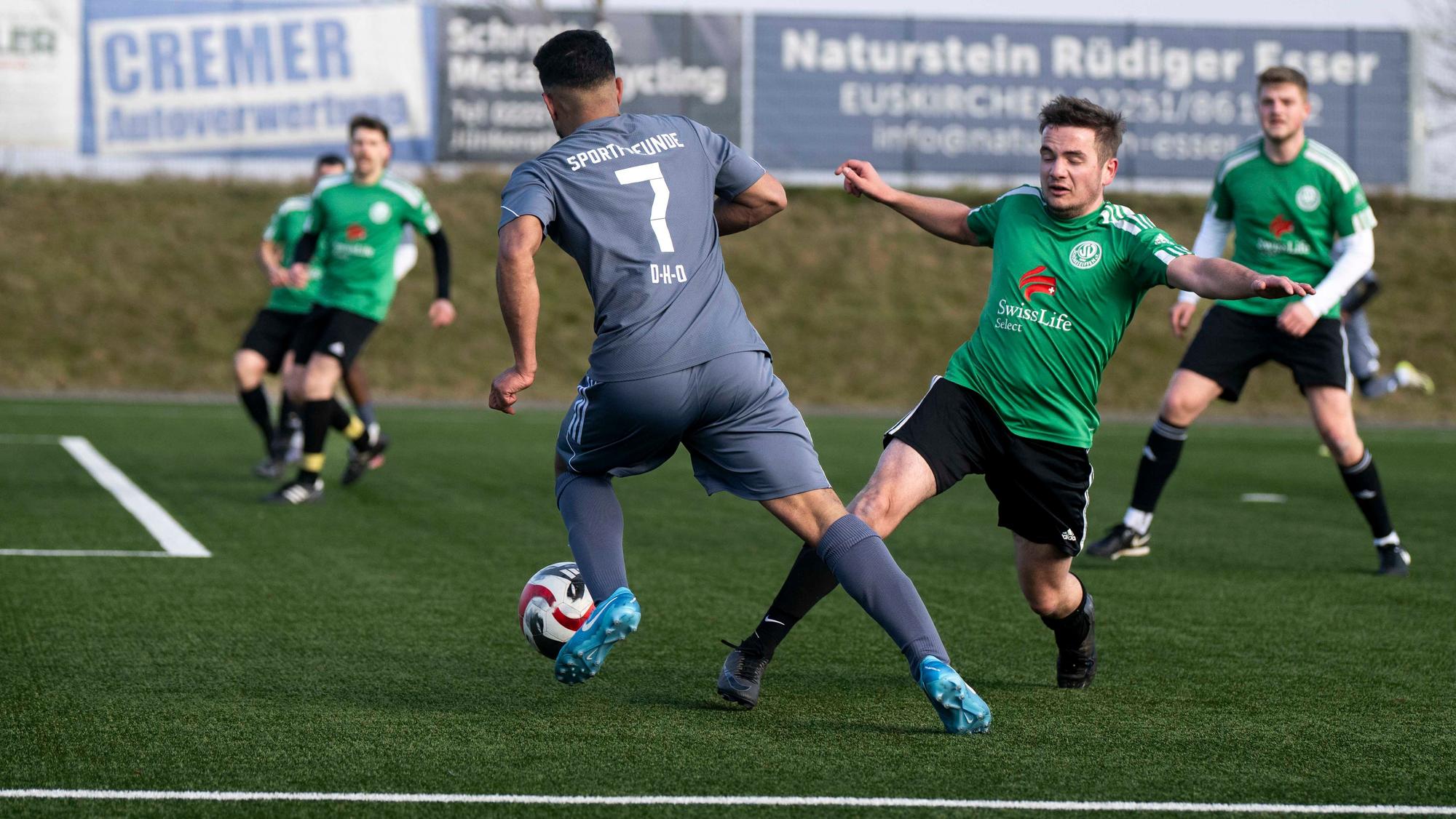 Das Bild zeigt den Zweikampf zwischen Kirch und Hassan, der eigentlich keiner war, weil der DHO-Spieler einfach zu schnell war.