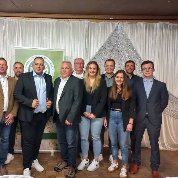 Der Kreisschiedsrichterausschuss mit seinem alten und neuen Vorsitzenden Cem Sayilgan (4.v.l.) präsentiert sich dem Fotografen.