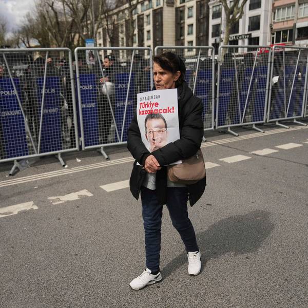 Eine Frau protestiert mit einem Plakat, das den Istanbuler Bürgermeister Ekrem Imamoglu zeigt vor einem Polizeiaufgebot in Istanbul