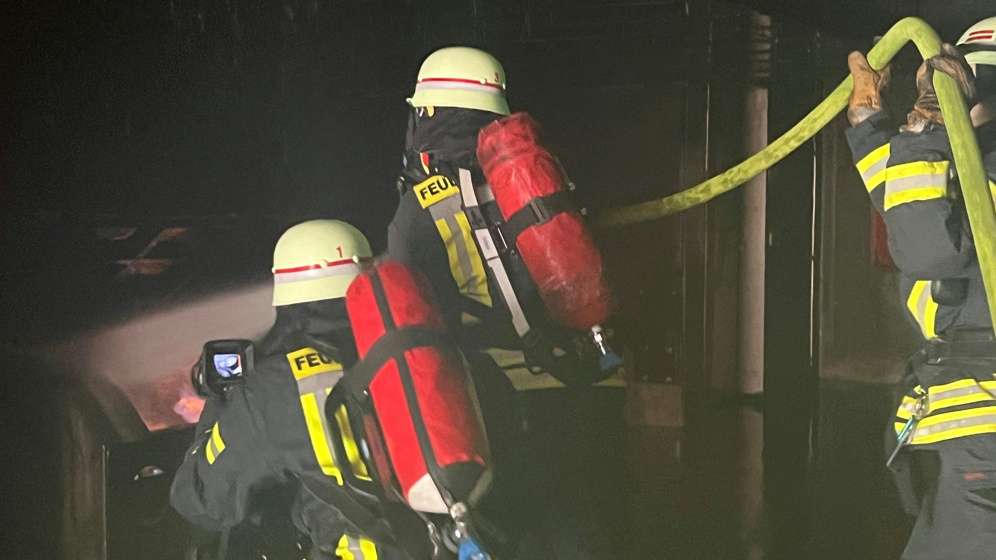 Die Bonner Feuerwehr bei der Brandbekämpfung in einer Tiefgarage (Archivfoto).