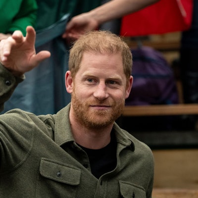 Prinz Harry, der Herzog von Sussex, jubelt mit dem litauischen Team beim Sitzvolleyball bei den Invictus Games 2025 in Vancouver.