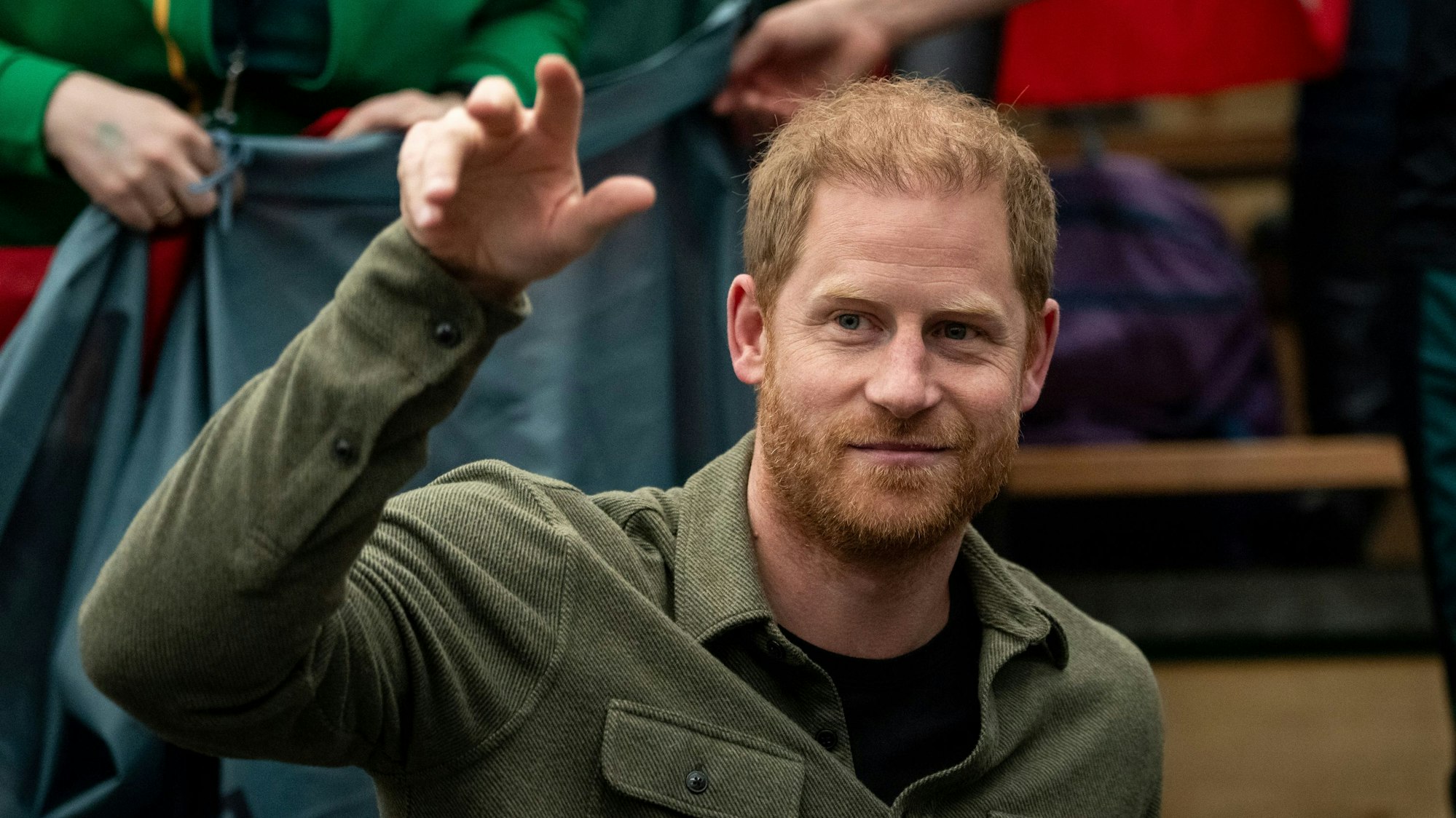 Prinz Harry, der Herzog von Sussex, jubelt mit dem litauischen Team beim Sitzvolleyball bei den Invictus Games 2025 in Vancouver.