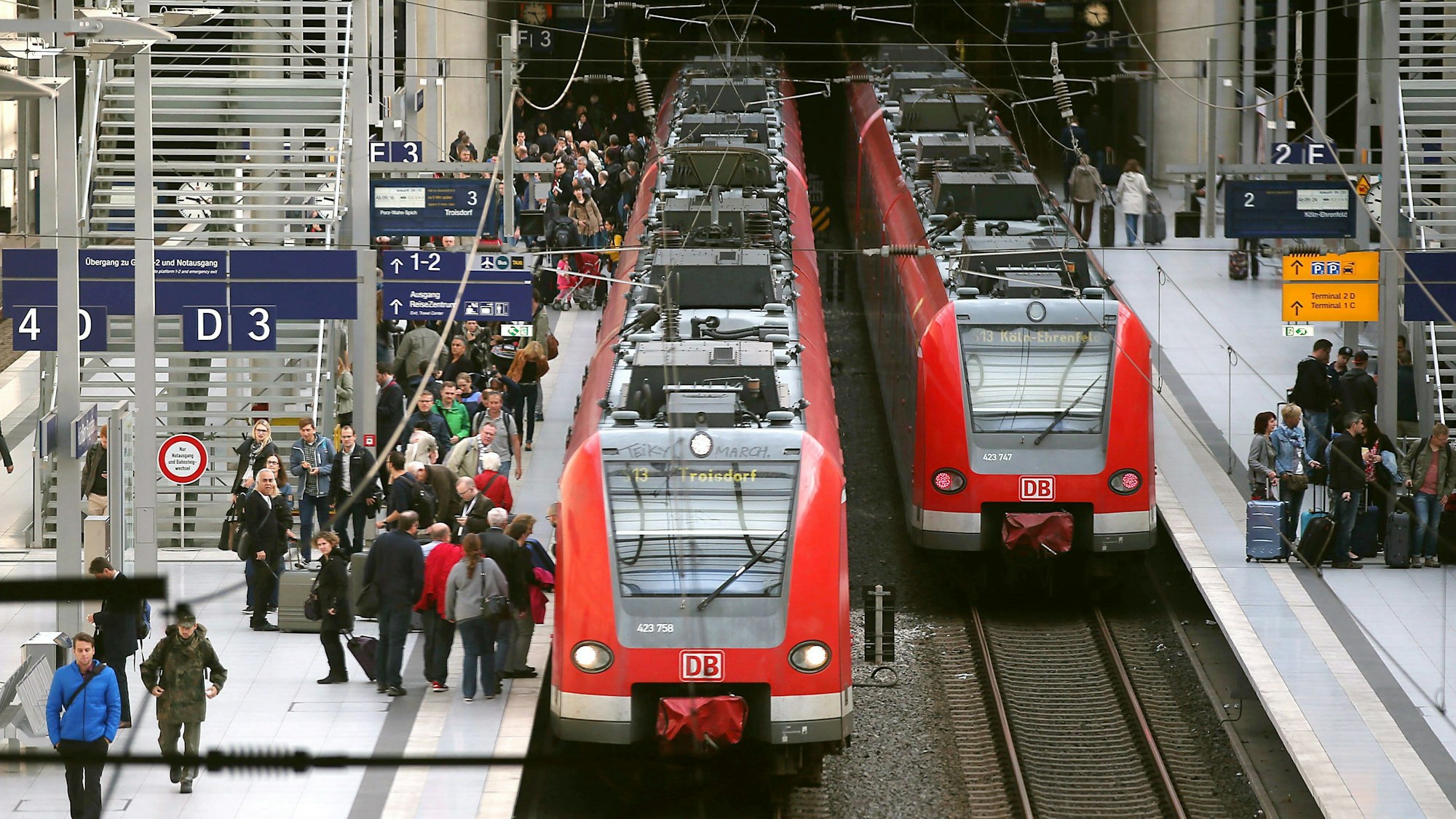 ARCHIV - Züge halten am 18.09.2015 in Köln (Nordrhein-Westfalen) auf dem Flughafen-Bahnhof. Der Bau an der S-Bahn-Verbindung zwischen Troisdorf und Bonn ist ein Großprojekt. Der Ausbau der S 13 kostet insgesamt 500 Millionen Euro und wurde im November 2016 begonnen. Damit soll Bonn besser an den Köln/Bonner Flughafen angebunden werden. Foto: Oliver Berg/dpa +++(c) dpa - Bildfunk+++