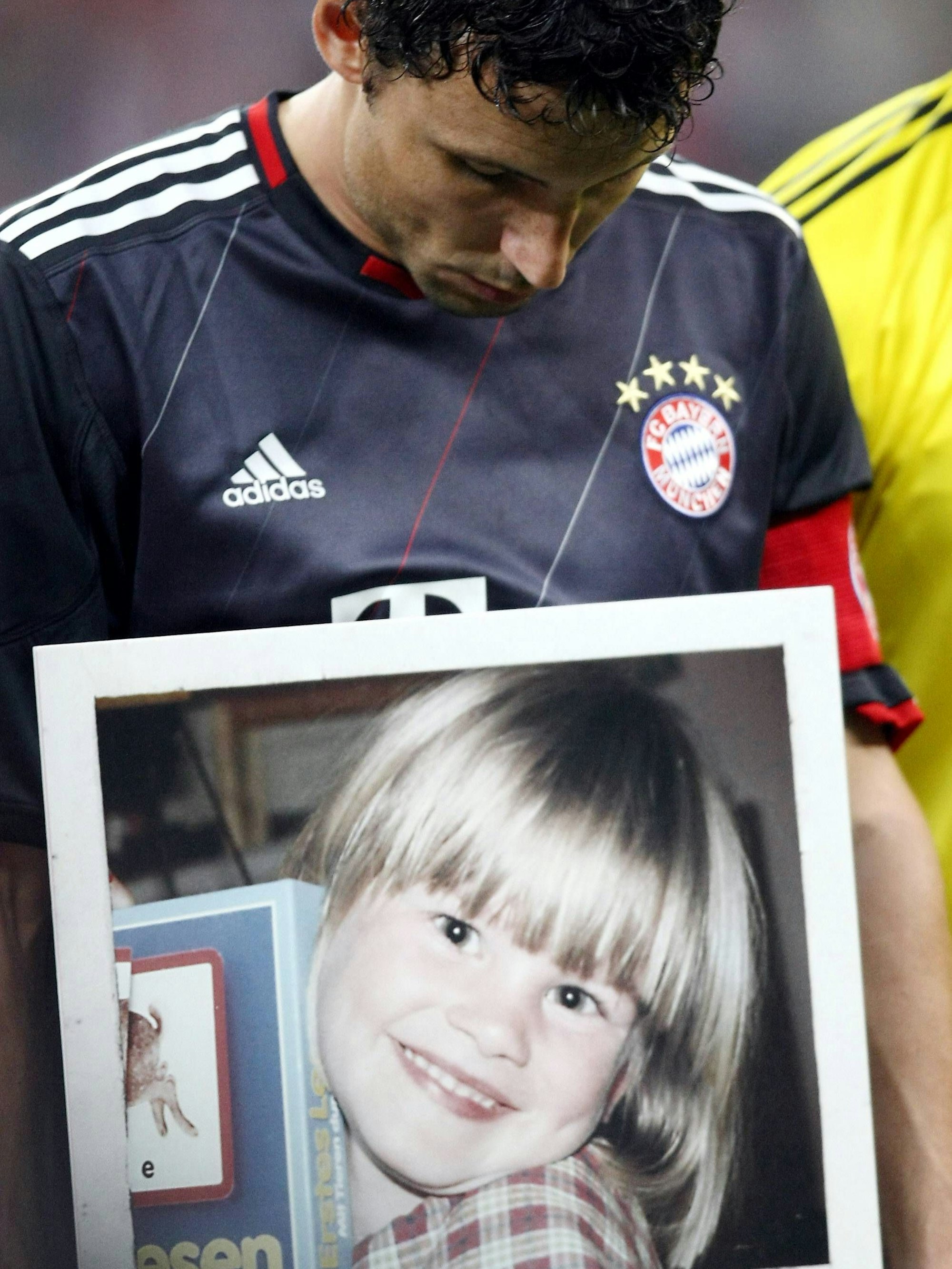 Um die Initiative „Vermisste Kinder“ zu unterstützen, zeigte der damalige Bayern-Kapitän Mark van Bommel 2010 vor einem Spiel ein Foto der vermissten Debbie und brach in Tränen aus.