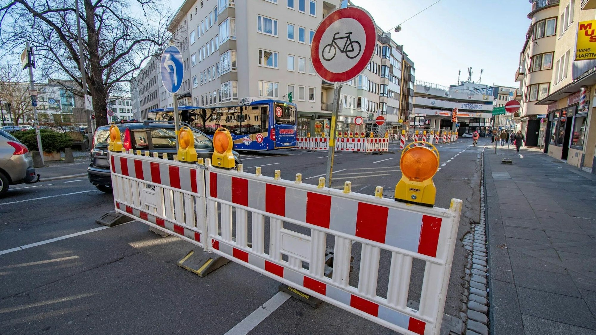 Sperrung an der Kölnstraße nach dem Unglück mit herabfallenden Fassadenteilen.