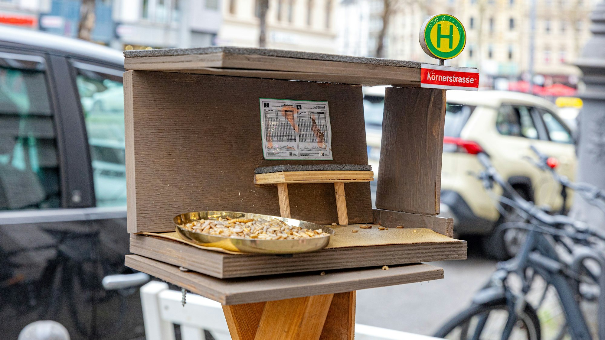Vogelhaus im Stil der Haltestelle Körnerstraße (Ehrenfeld) in der Südstadt entdeckt.
