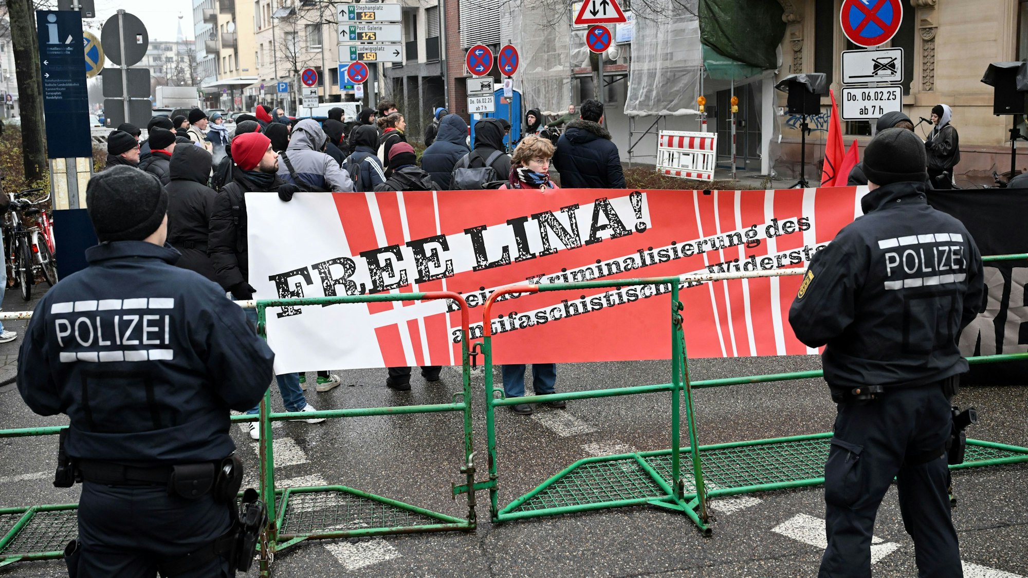 Vor dem Bundesgerichtshof (BGH) findet eine Demonstration statt. Hierbei wird ein Transparent gezeigt auf dem steht "Free Lina". Der BGH verhandelt zur Verurteilung von Lina E. Das Oberlandesgericht Dresden hatte die mutmaßliche Linksextremistin Lina E. im Mai 2023 wegen mehrerer Angriffe auf Rechtsextreme zu fünf Jahren und drei Monaten Haft verurteilt. Gegen das Urteil legten sowohl die Bundesanwaltschaft als auch die Angeklagte Revision ein. Foto: Uli Deck/dpa +++ dpa-Bildfunk +++