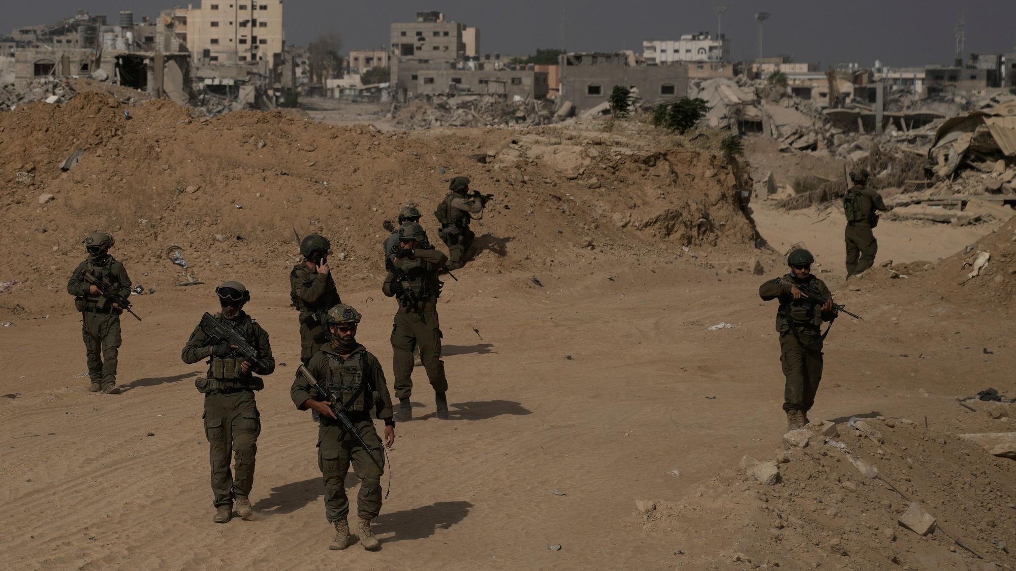 ARCHIV - 13.09.2024, Palästinensische Gebiete, Gaza-Streifen: Israelische Soldaten nehmen während einer Bodenoperation im südlichen Gazastreifen Stellung ein.
