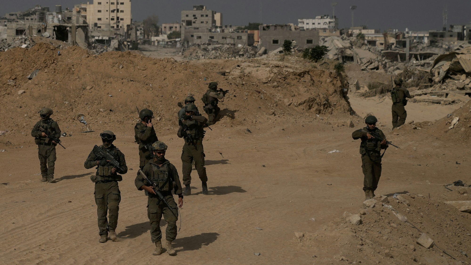 ARCHIV - 13.09.2024, Palästinensische Gebiete, Gaza-Streifen: Israelische Soldaten nehmen während einer Bodenoperation im südlichen Gazastreifen Stellung ein.