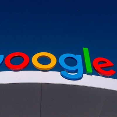 ARCHIV - 09.01.2024, USA, Las Vegas: Das Logo von Google ist auf dem Pavillon des Internet-Konzerns auf der Technik-Messe CES zu sehen.