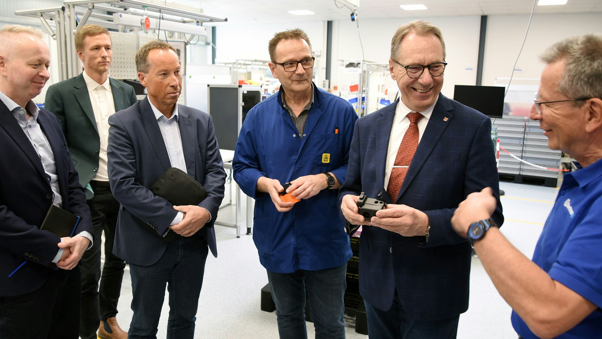 Eine Gruppe besichtigt eine Schalterfertigung.