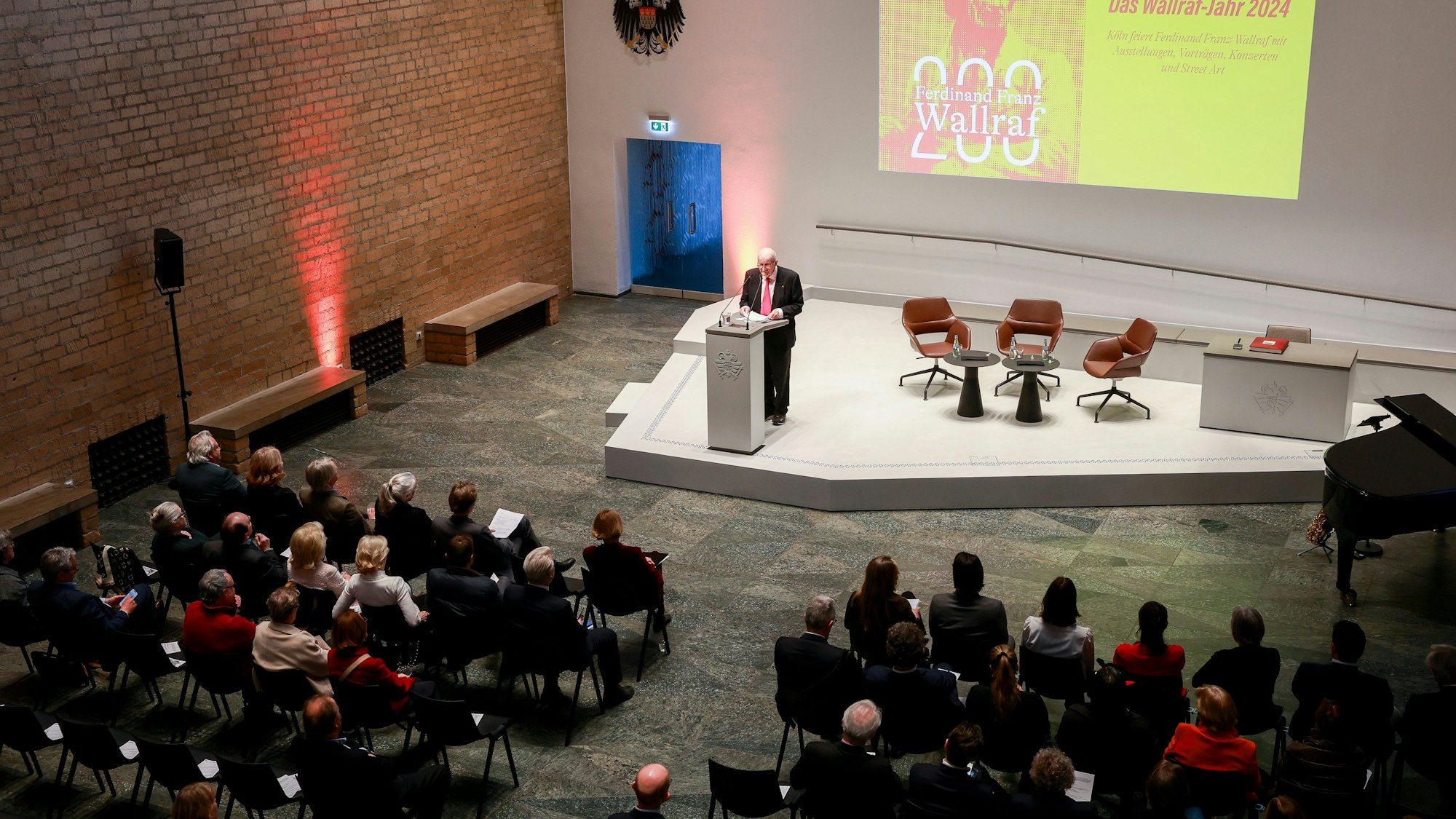 Peter Jungen am Rednerpult bei der Abschlussveranstaltung des Wallraf-Themenjahres.
