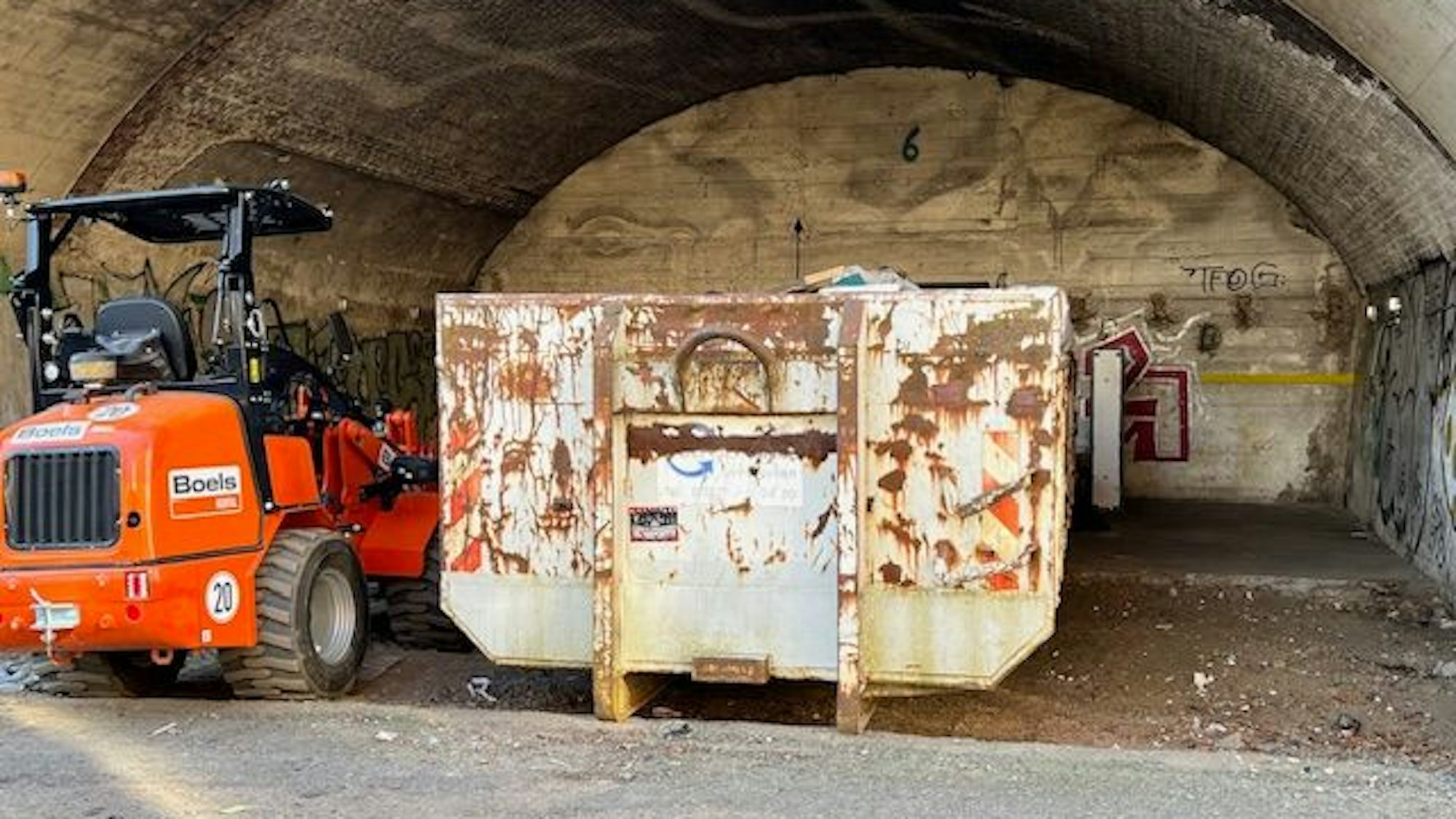 Seit dem 17. März werden an der Hüttenstraße vier Bögen ausgeräumt. Die Deutsche Bahn hat eine Firma beauftragt.