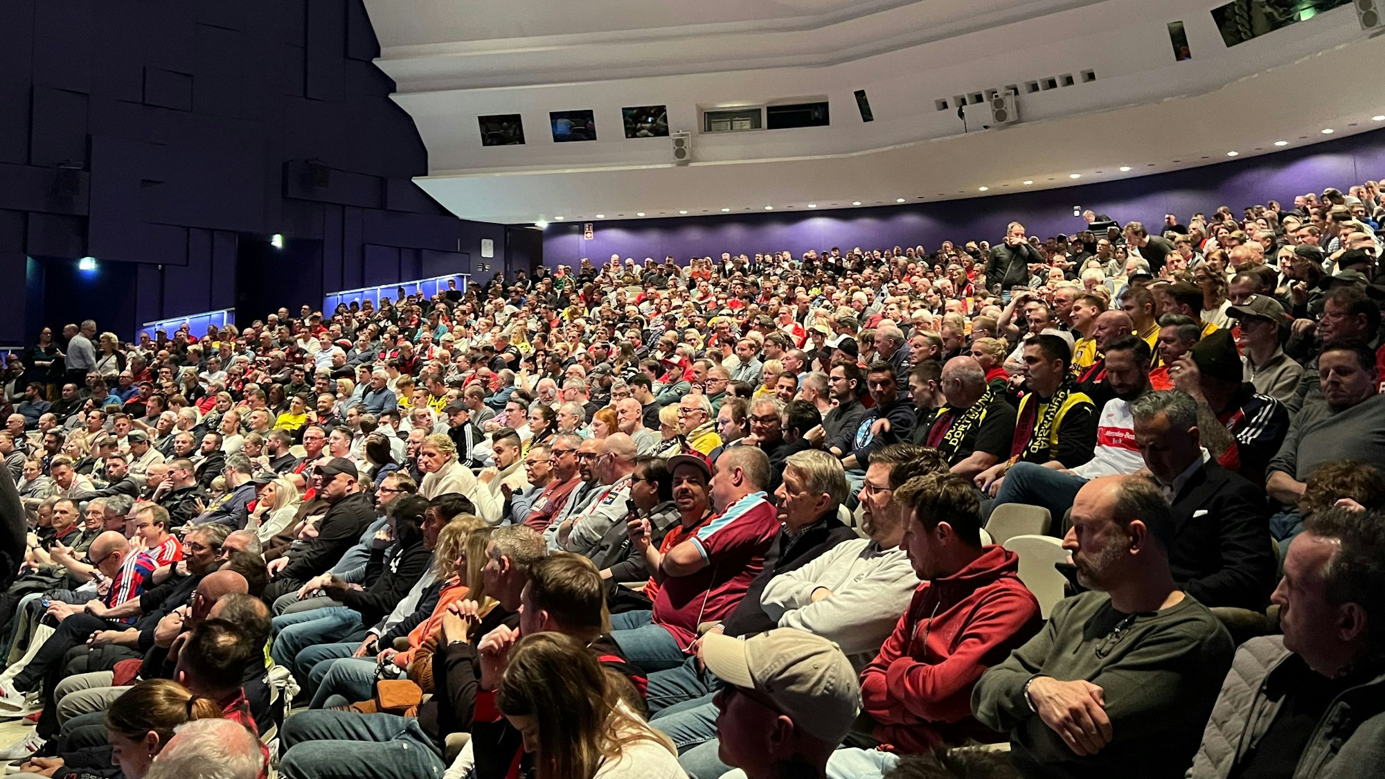 Forum Leverkusen mit voll besetzten Zuschauerreihen