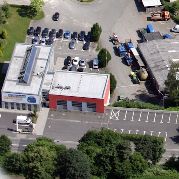 Auf dem Luftbild ist das Feuerwehrhaus der Einheit Hoffnungsthal der Freiwilligen Feuerwehr Rösrath neben dem Gebäude der Stadtwerke Rösrath zu sehen.