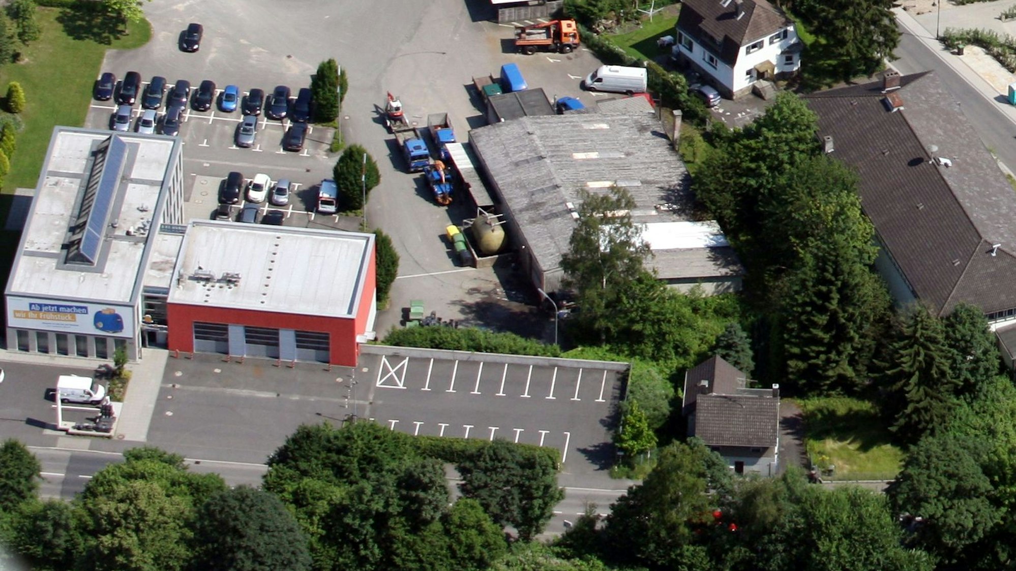 Auch die Feuerwehr in Hoffnungsthal - hier das bestehende Feuerwehrhaus in Venauen von oben - hat dringenden Raumbedarf angemeldet.