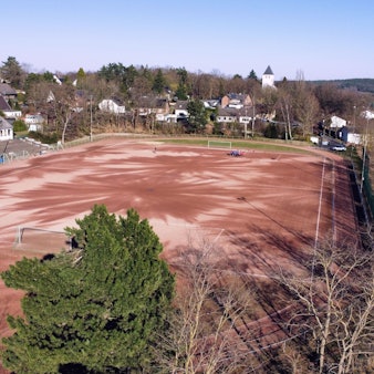 Der Aschenplatz des Mechernicher Eifelstadions aus der Vogelperspektive (Drohnenaufnahme).