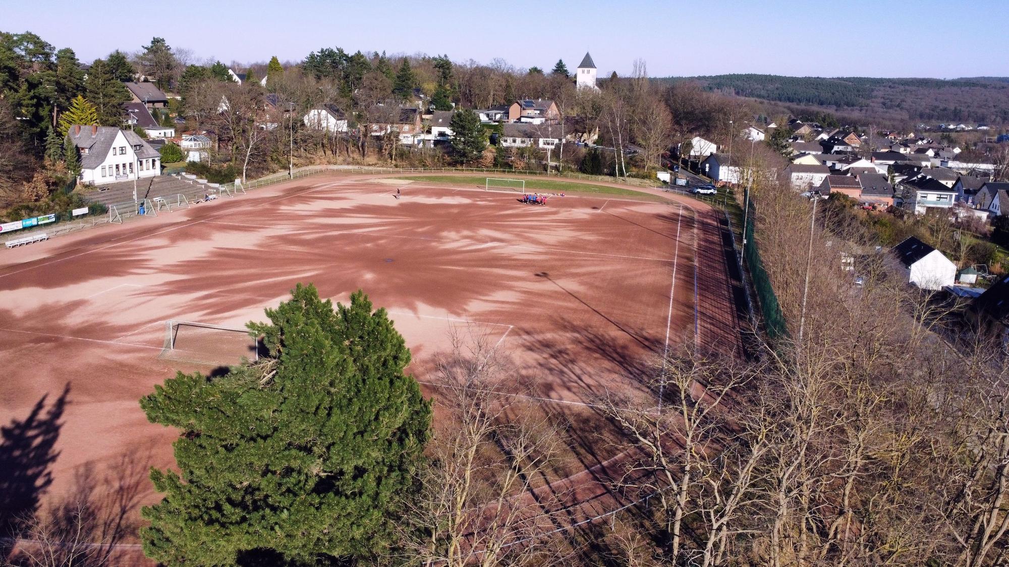 Der Aschenplatz des Mechernicher Eifelstadions aus der Vogelperspektive (Drohnenaufnahme).