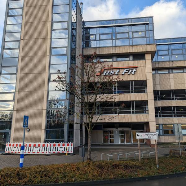 Auf dem Foto ist die Hinteransicht des Einkaufszentrums Hürth-Park zu sehen.