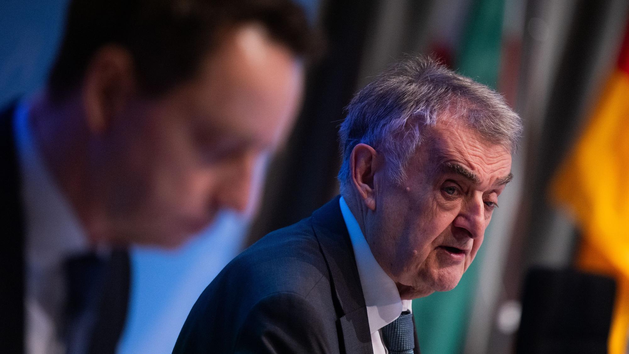 Jürgen Kayser, Leiter des Verfassungsschutzes Nordrhein-Westfalen, und Herbert Reul (CDU), Innenminister von Nordrhein-Westfalen, sind bei der Pressekonferenz zu sehen.