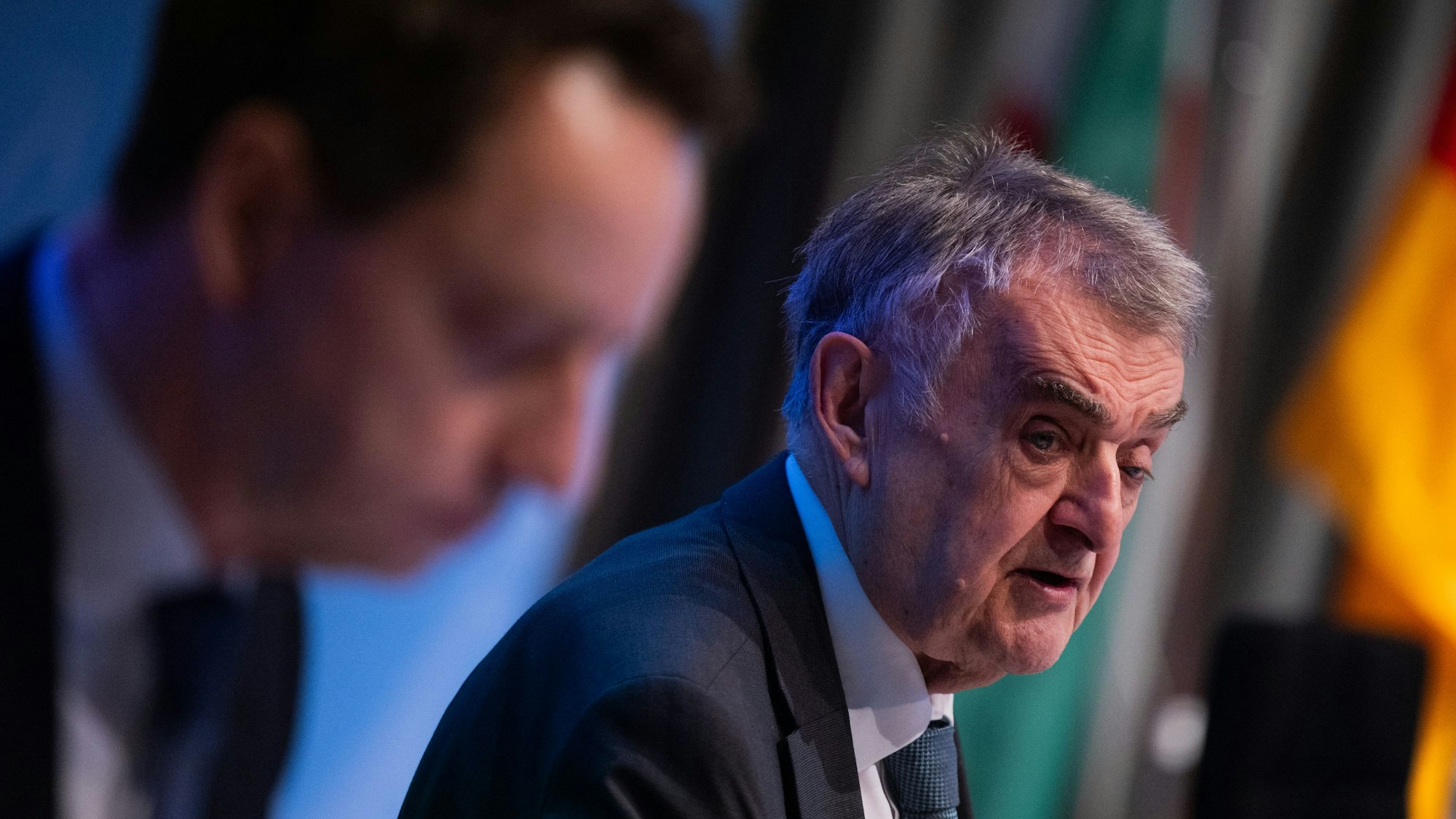 Jürgen Kayser, Leiter des Verfassungsschutzes Nordrhein-Westfalen, und Herbert Reul (CDU), Innenminister von Nordrhein-Westfalen, sind bei der Pressekonferenz zu sehen.