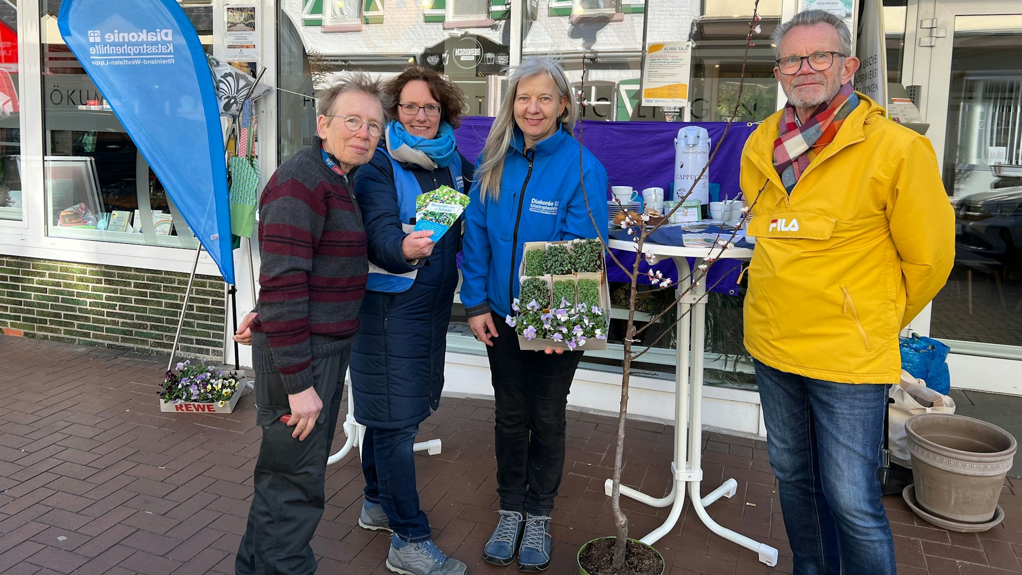 Verschenkten Bäume: Anne Marie Beckmann (v.l., Naturfreunde), Sabine Kall (Diakonisches Werk Leverkusen), Gisela Schindler (Diakonisches Werk Leichlingen) und Heinz Papst (Naturfreundehaus Neuenkamp).