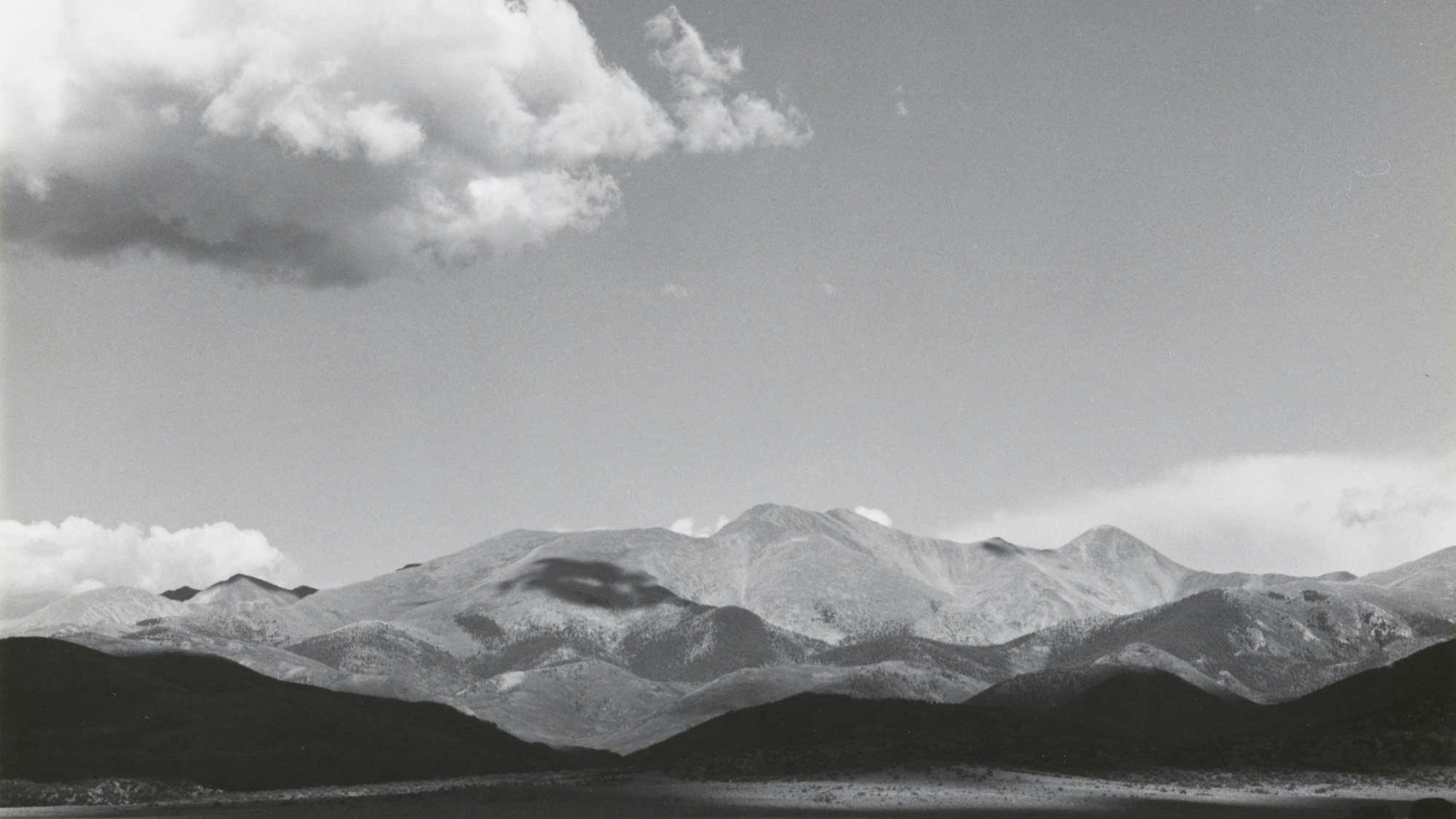 Eine Landschaft mit Bergen und Wolken.