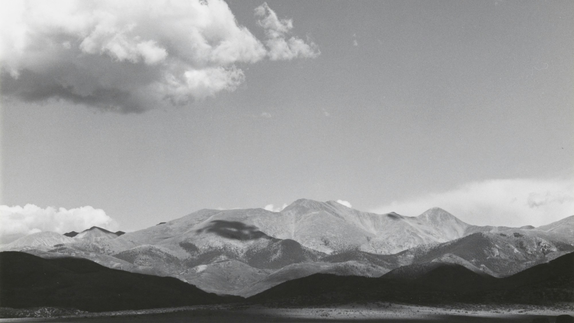 Eine Landschaft mit Bergen und Wolken.