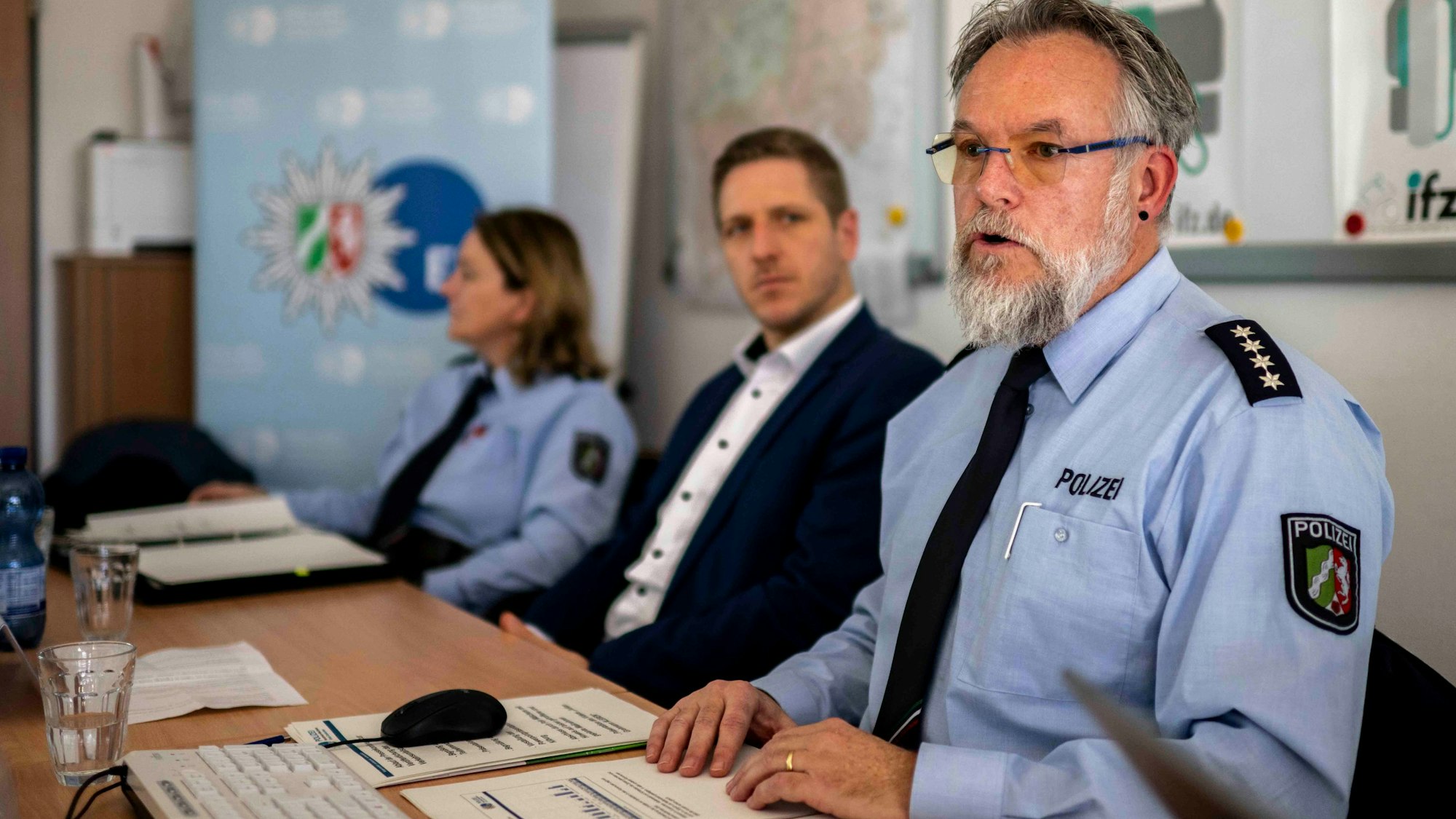 Das Bild zeigt Dirk Kilburg während der Präsentation der Verkehrsunfallstatistik.