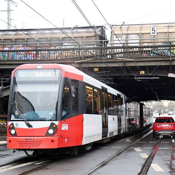 24.01.2025 Köln. Der Bahnübergang auf der Luxemburger Straße. Foto: Alexander Schwaiger