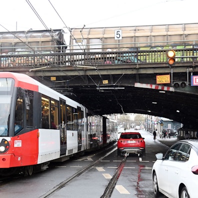 24.01.2025 Köln. Der Bahnübergang auf der Luxemburger Straße. Foto: Alexander Schwaiger