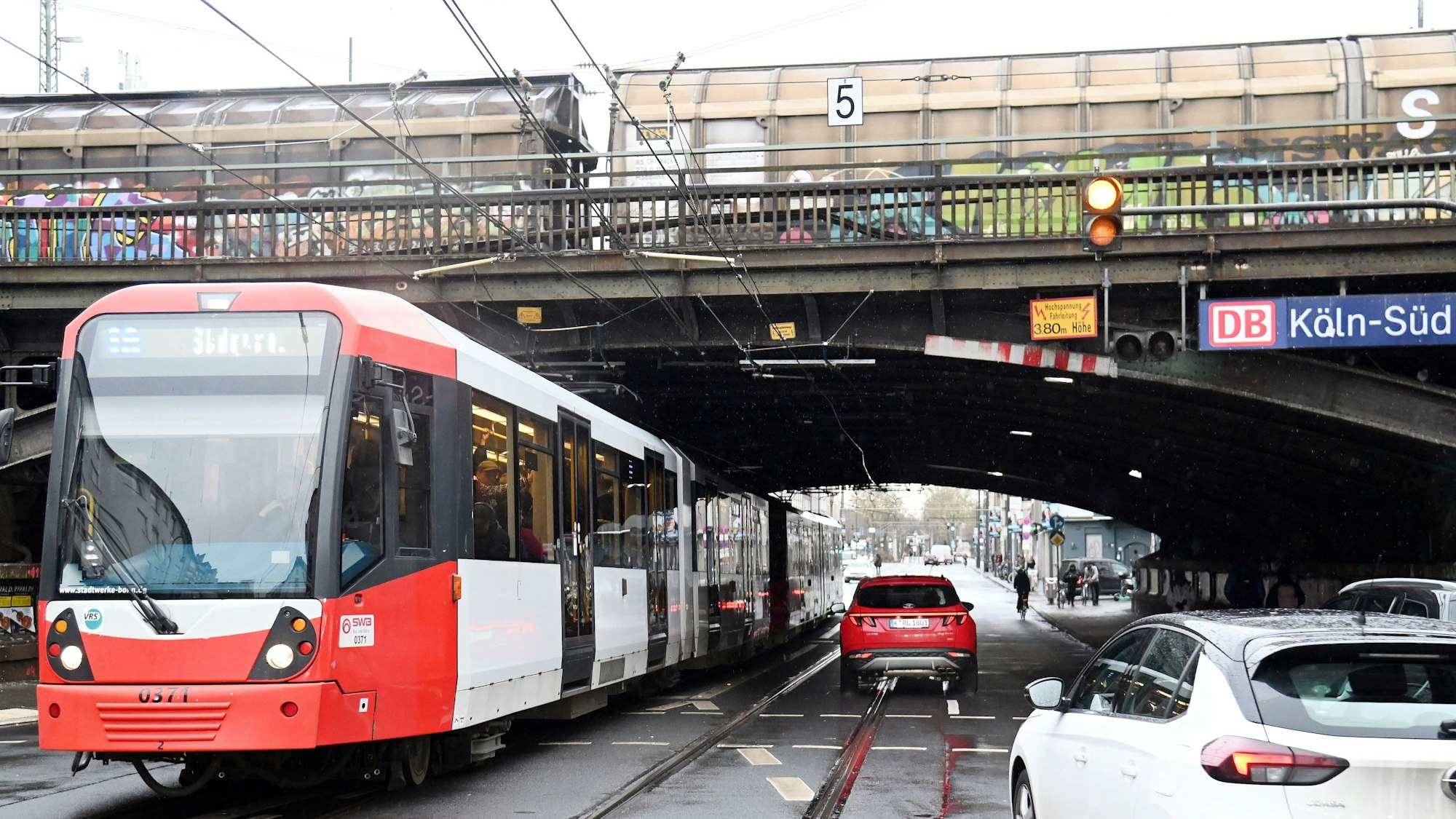 24.01.2025 Köln. Der Bahnübergang auf der Luxemburger Straße. Foto: Alexander Schwaiger