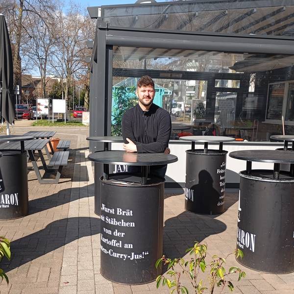 Das Foto zeigt Alexander Schebalkin vor seinem geschlossenen Kult-Imbiss „Wurst-Baron“ in Kerpen-Horrem.