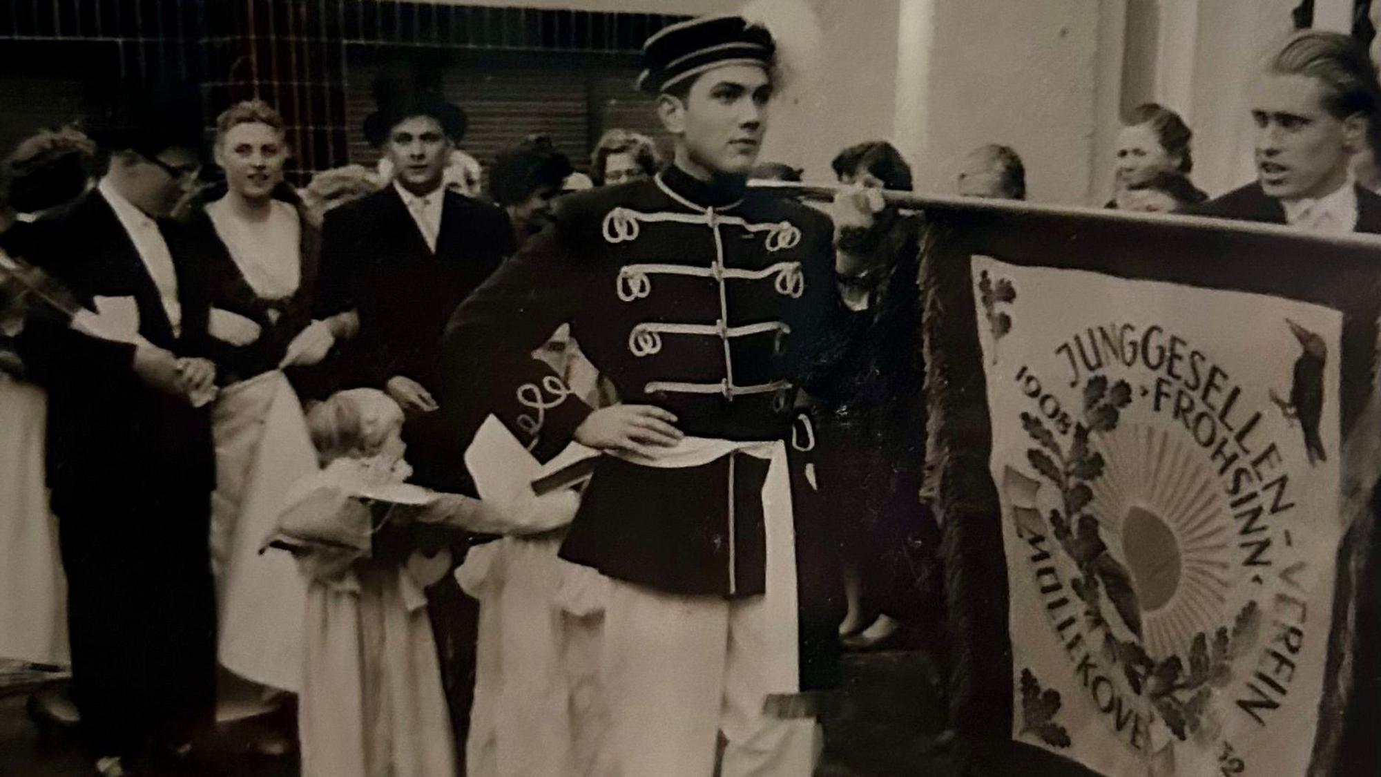 Das Schwarz-Weiß-Foto eines Fähnrichs aus den 1950er Jahren.
