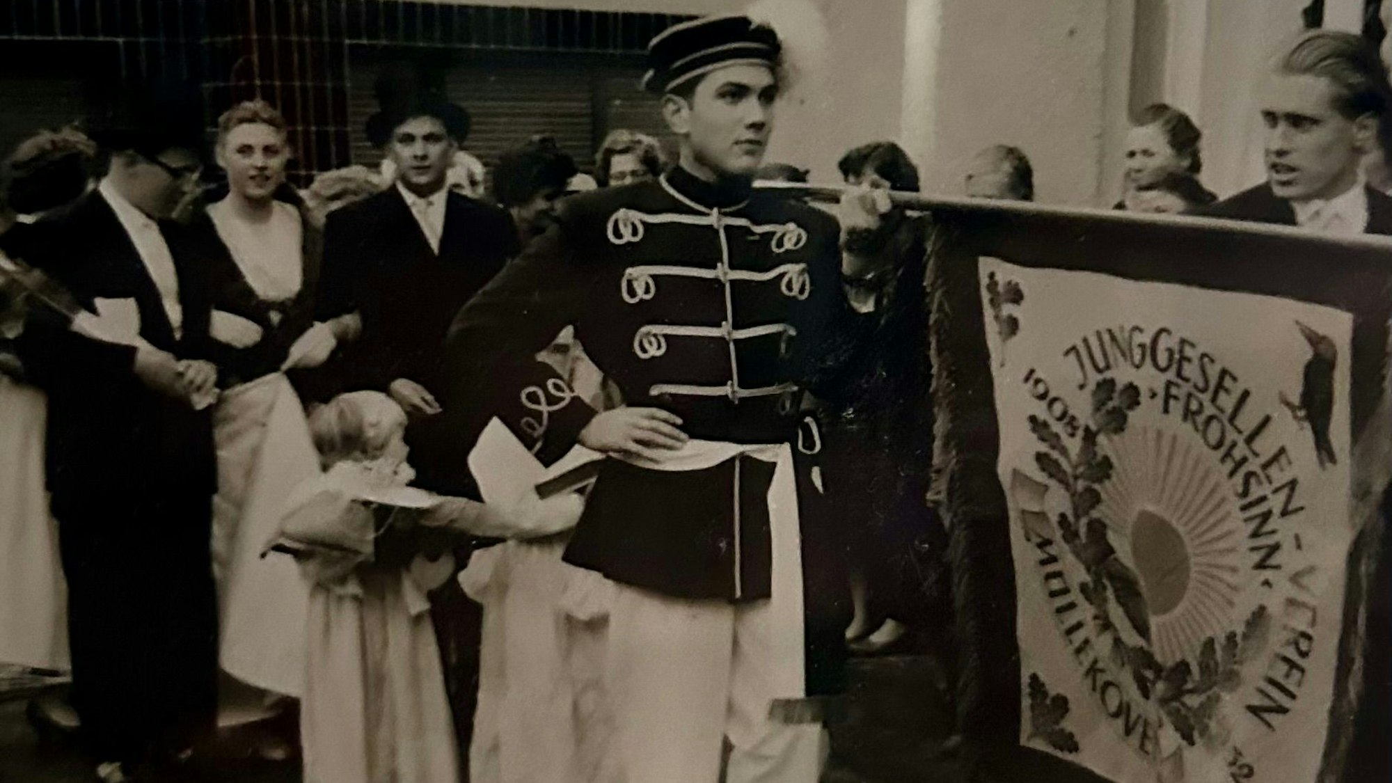 Das Schwarz-Weiß-Foto eines Fähnrichs aus den 1950er Jahren.