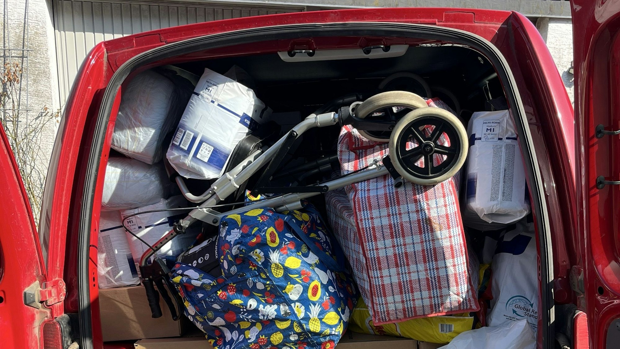 Ein Blick in einen Kleintransporter, der mit Hilfsgütern vollgestopft ist.