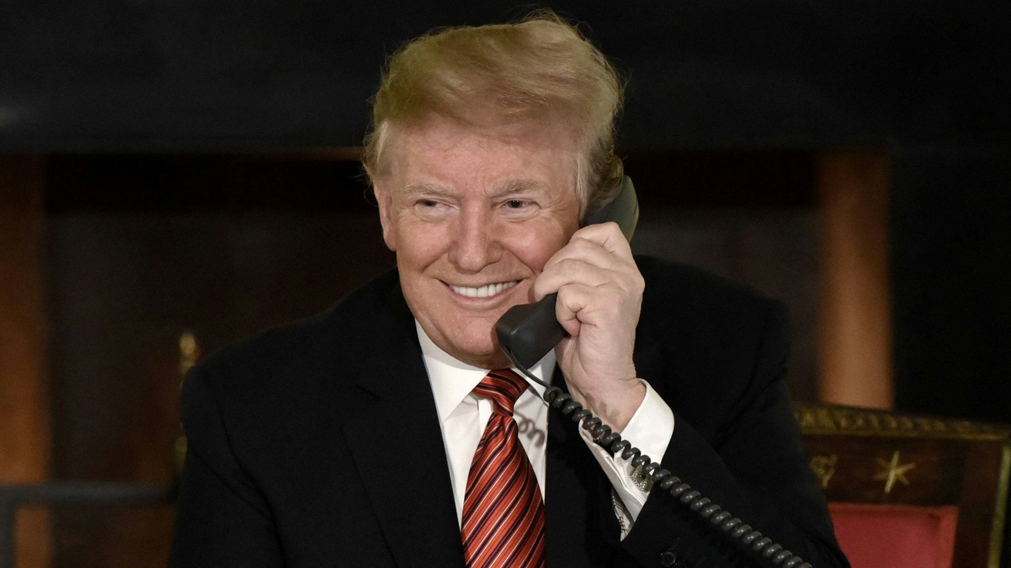 Donald Trump während eines Telefonats. Medienberichten zufolge ruft der US-Präsident nahezu in jeder Nacht eines seiner Kabinettsmitglieder an, um über alles Mögliche zu plaudern. (Archivbild)