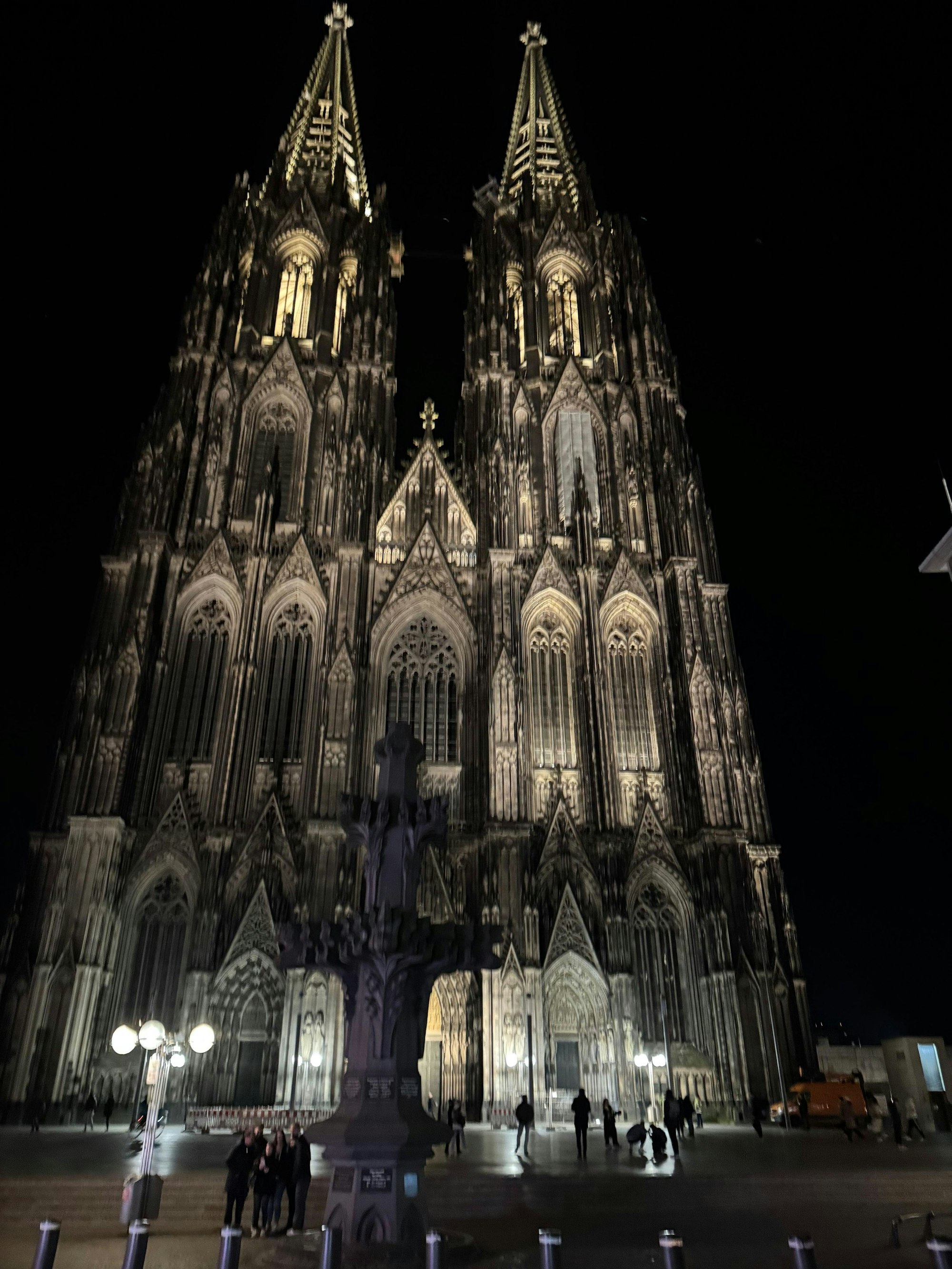 Die Rheinenergie erprobt die neue LED-Beleuchtung des Kölner Doms.