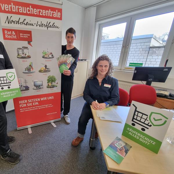 Team der Verbraucherzentrale Leverkusen: Bernhard Pilch (Leiter), Nina Joost (kurze Haare), Désirée Bolduan (lange Haare)
