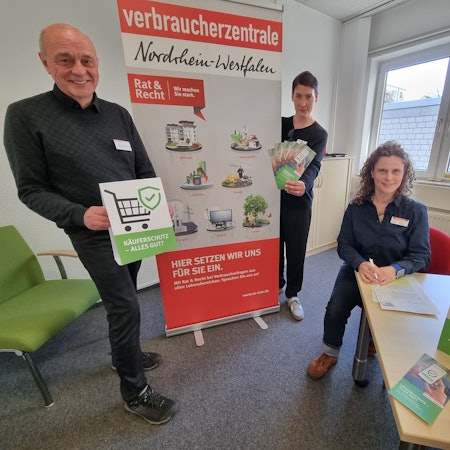 Team der Verbraucherzentrale Leverkusen: Bernhard Pilch (Leiter), Nina Joost (kurze Haare), Désirée Bolduan (lange Haare)