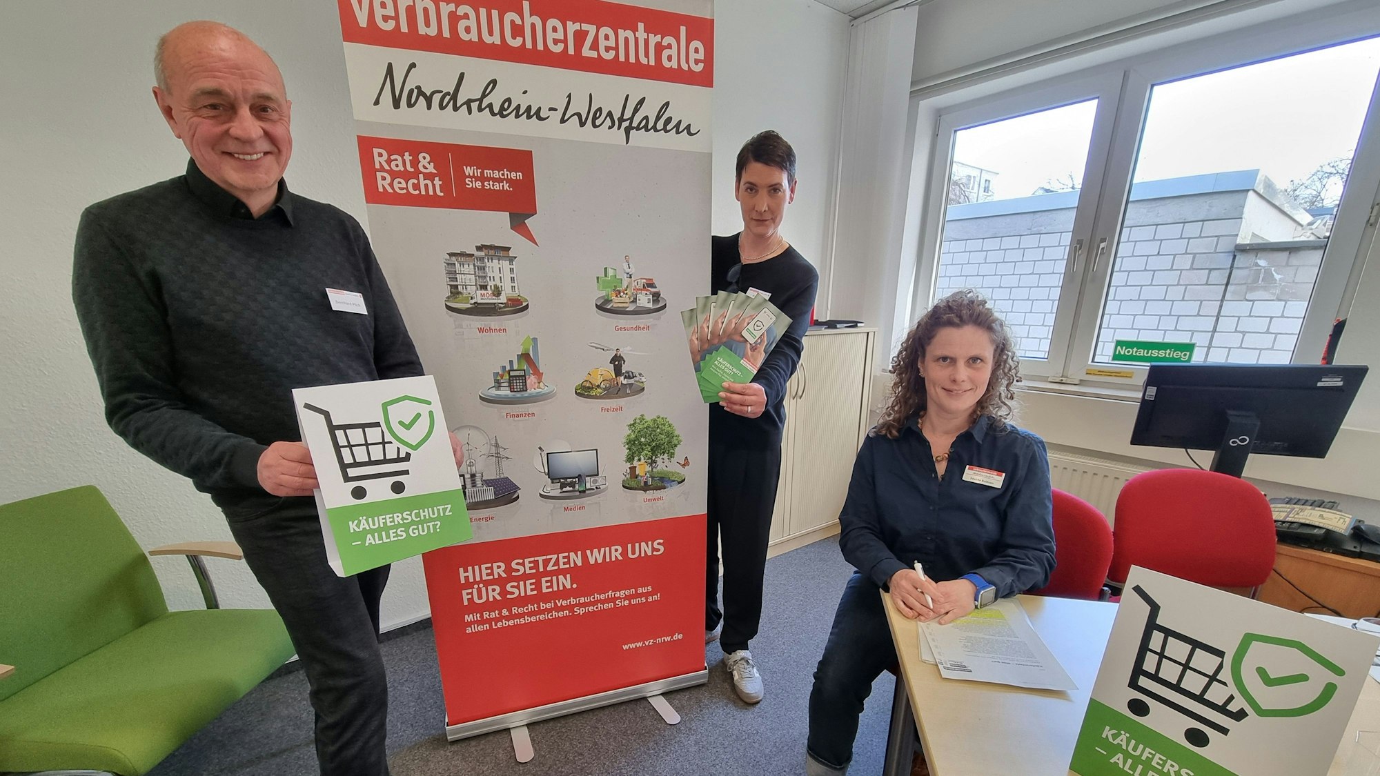 Team der Verbraucherzentrale Leverkusen: Bernhard Pilch (Leiter), Nina Joost (kurze Haare), Désirée Bolduan (lange Haare)