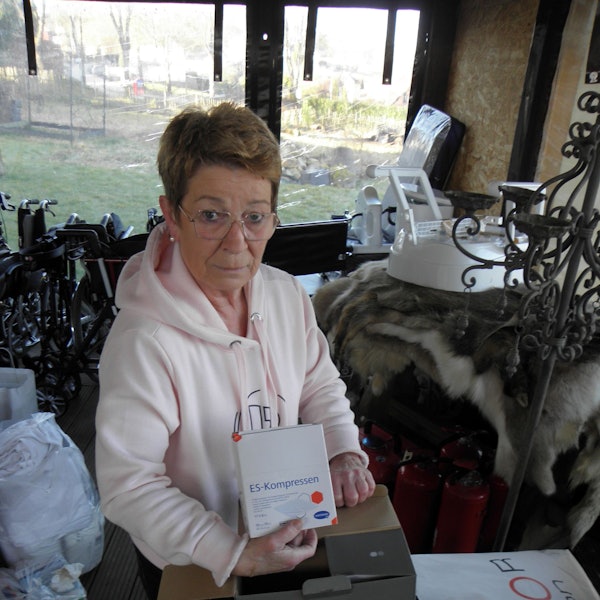 Leonie Zimmer inmitten von Dingen, die gespendet worden sind.