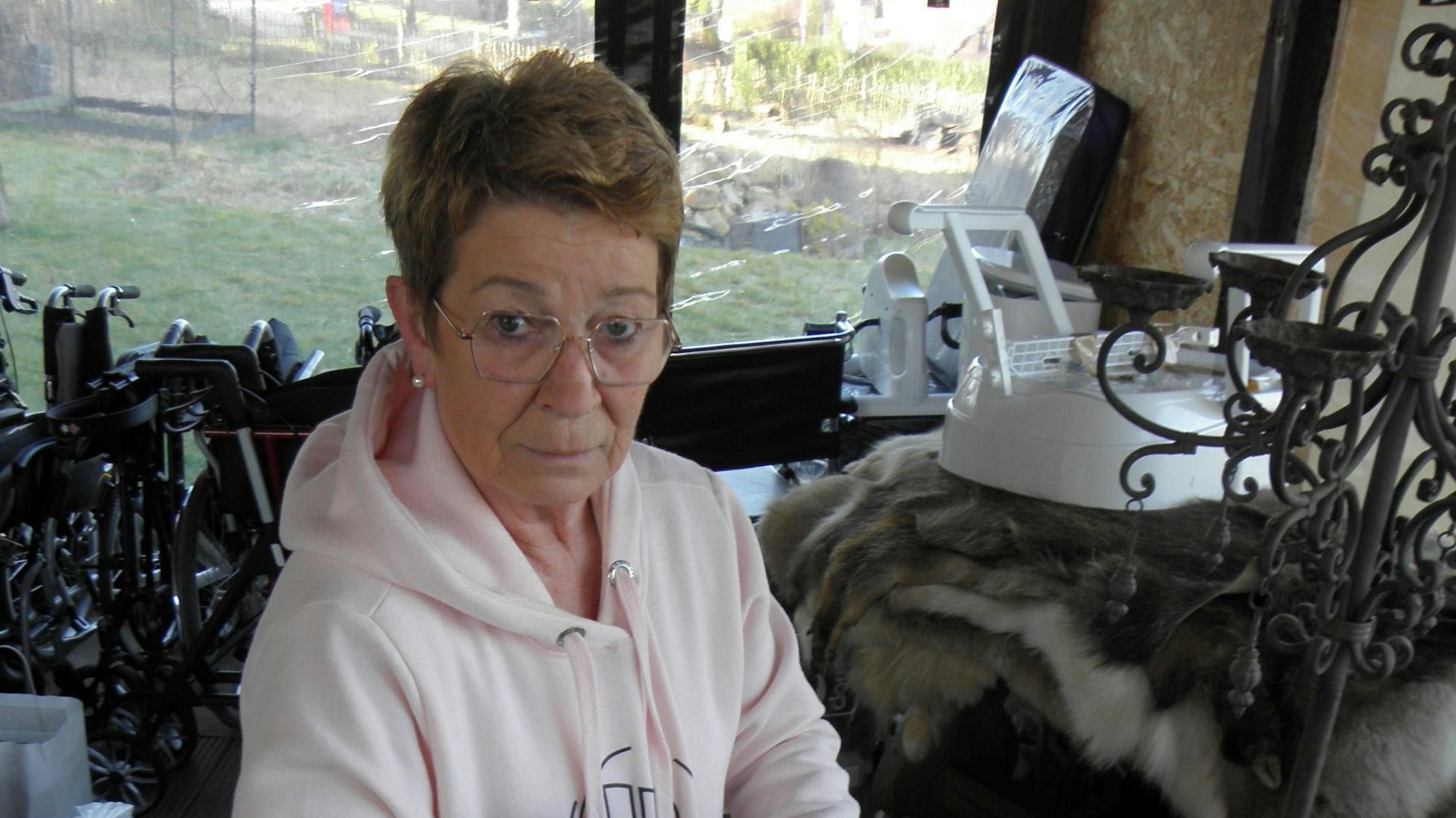 Leonie Zimmer inmitten von Dingen, die gespendet worden sind.