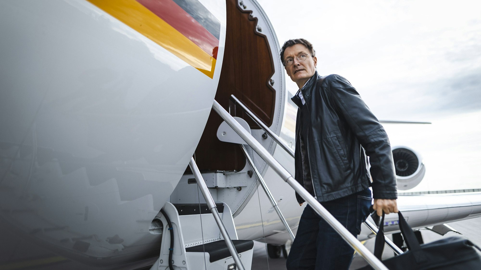 Karl Lauterbach (SPD), Bundesminister für Gesundheit, fliegt regelmäßig von Köln nach Berlin. Dieses Archivbild zeigt ihn am Flughafen Berlin.