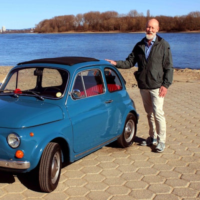 Gerd Vondenhoff neben seinem Fiat 500